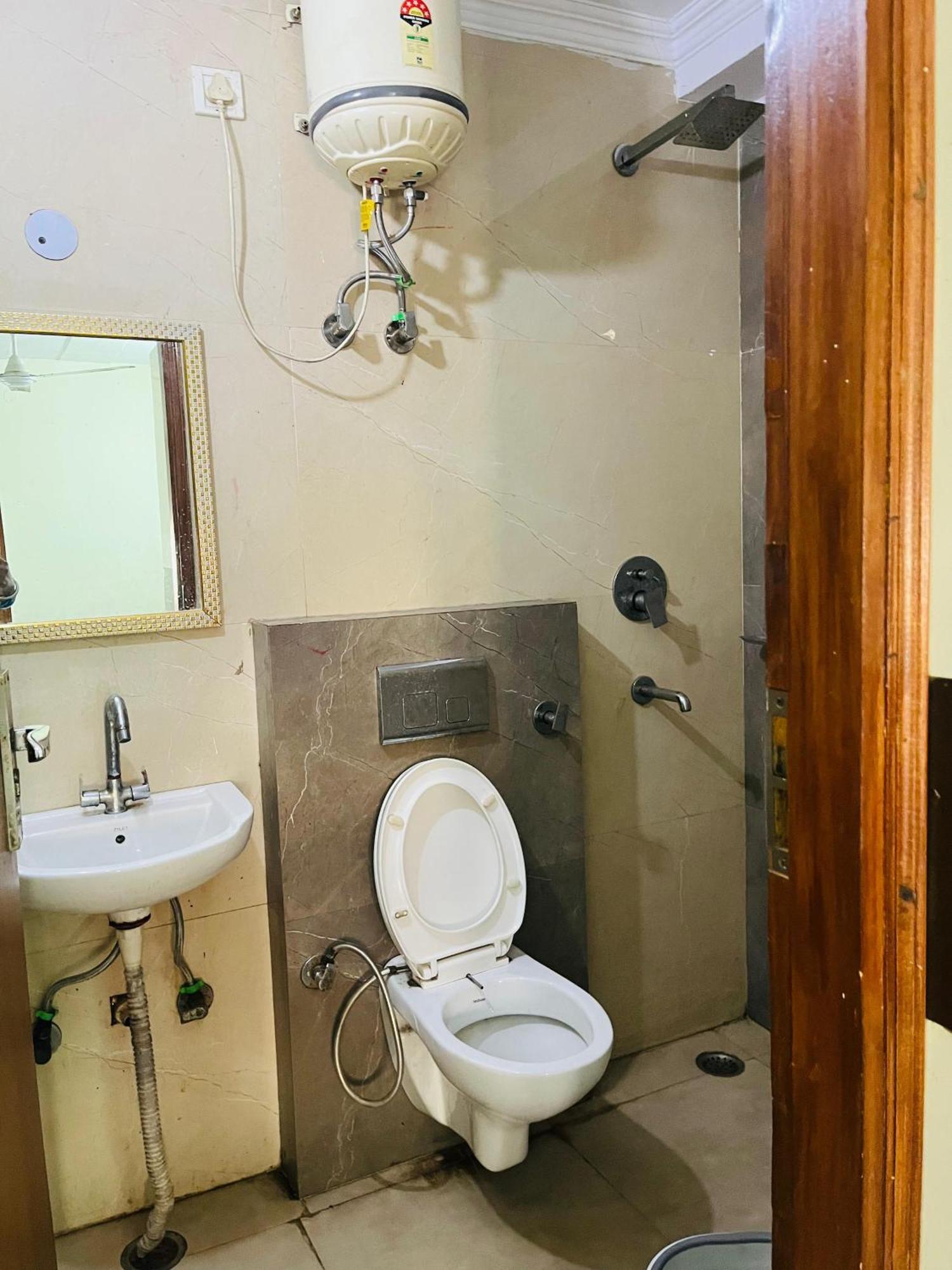 Hotel Roomshala 152 Sukoon New Delhi