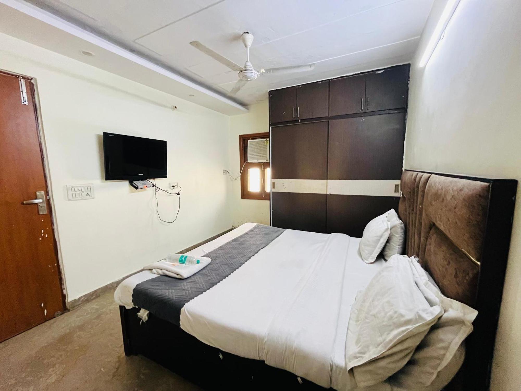 Roomshala 152 Sukoon Hotel New Delhi